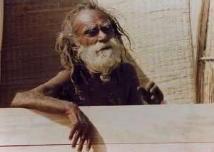 Shree Devraha Baba aurait quitté son corps physique en 1989 - certains disent en 1990. Cette photo date vraisemblablement des années 1970s ou 1980s. 